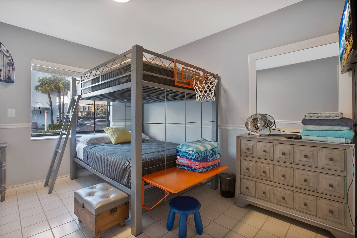 Relaxing Beach Retreat — Bunk room
